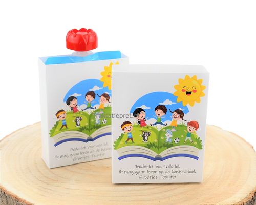 Afscheid knijpfruit doosje, schoolboek met kindjes